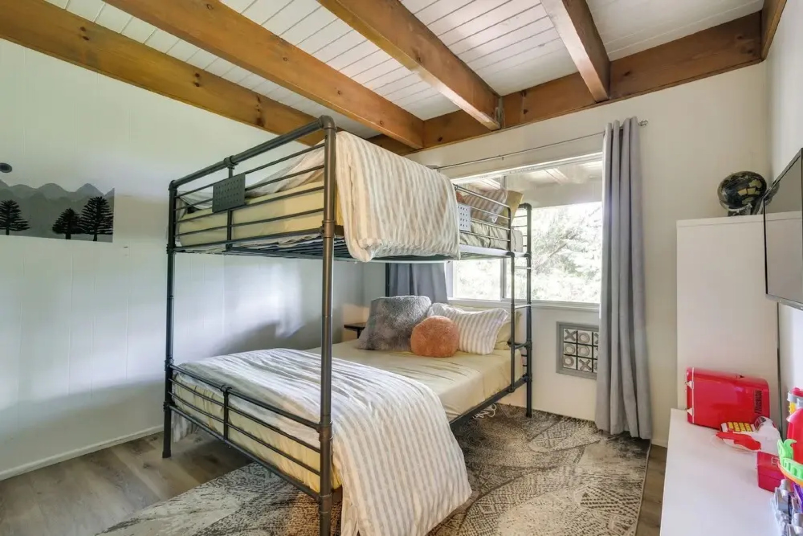 Cozy & Chic Lake Arrowhead Cabin w/ Deck!