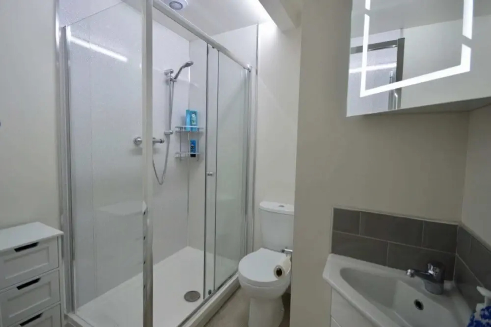 Lovely Modern Flat with Parking Near Airbus, Uwe, MOD