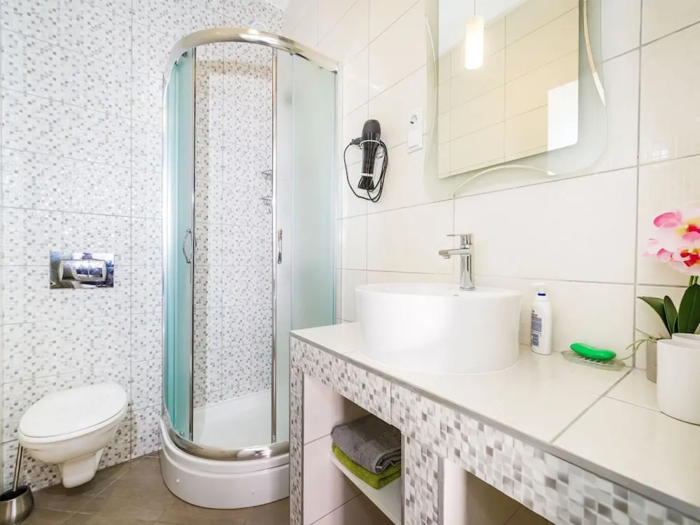 Charming Detached House With Beautiful Private Garden, 300m From the sea