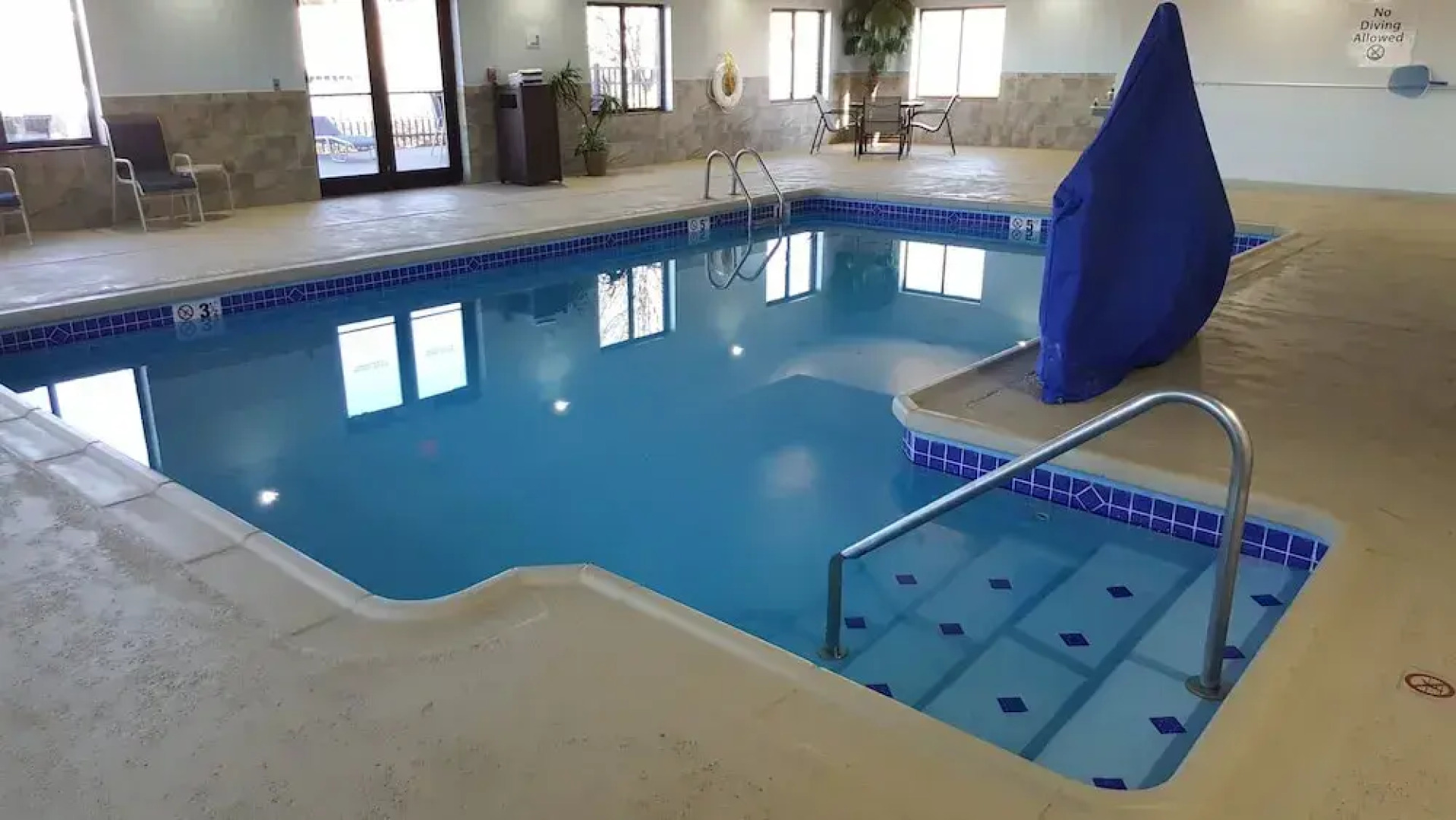 Holiday Inn Express Hotel & Suites Concordia US81