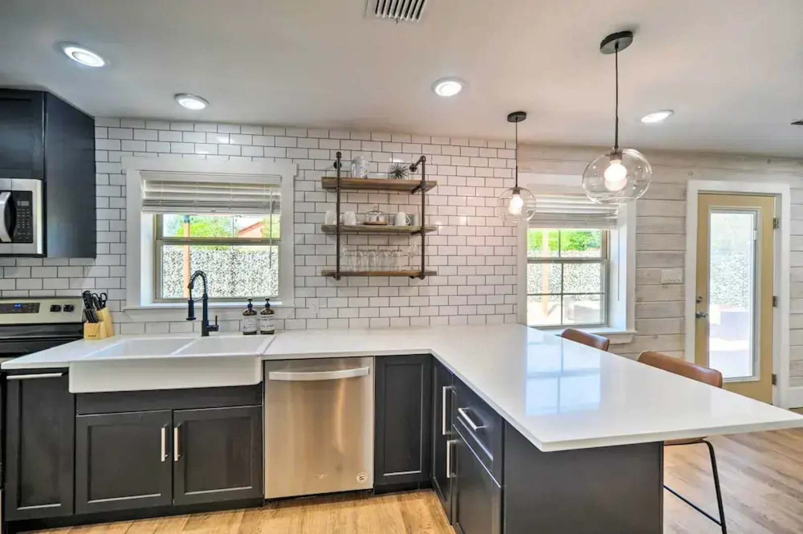 Gorgeous Cabin w/ Pergolas, Walk to River!