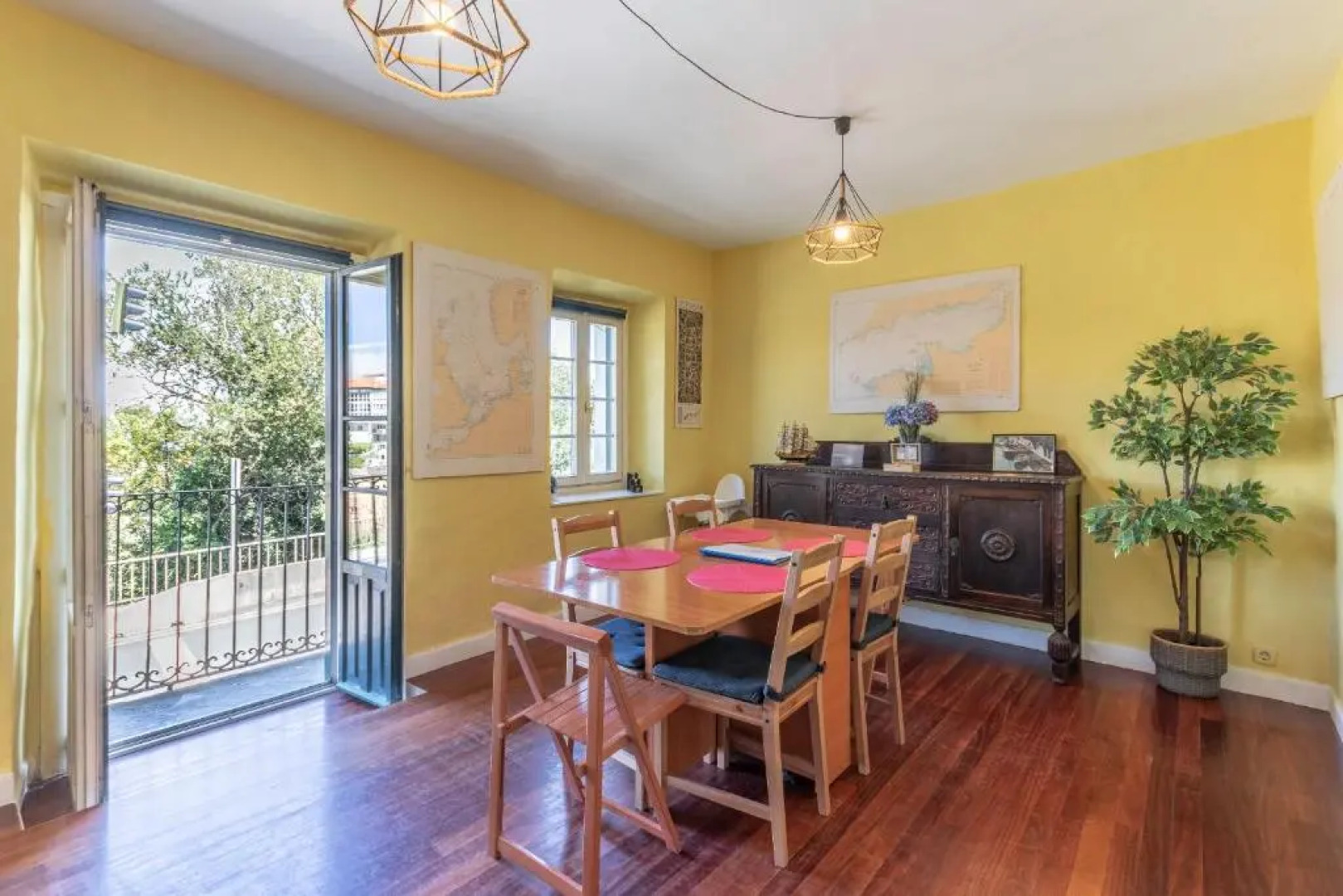 Antigua casa de escritor junto a la playa