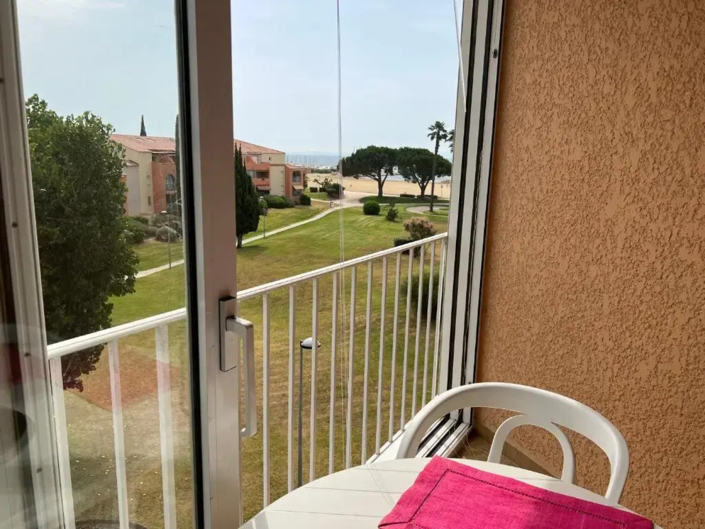 5 personnes les pieds dans l'eau à Santa-Cruz