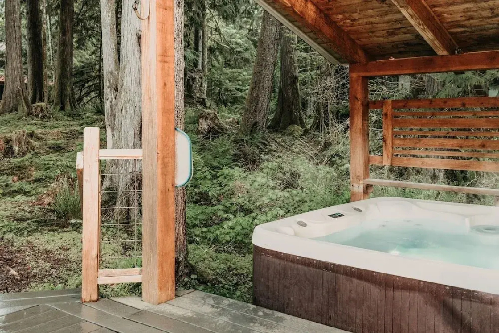 99mbr - Hot Tub - Wifi - Pets Ok - Bbq - Sleeps 6 2 Bedroom Home by RedAwning