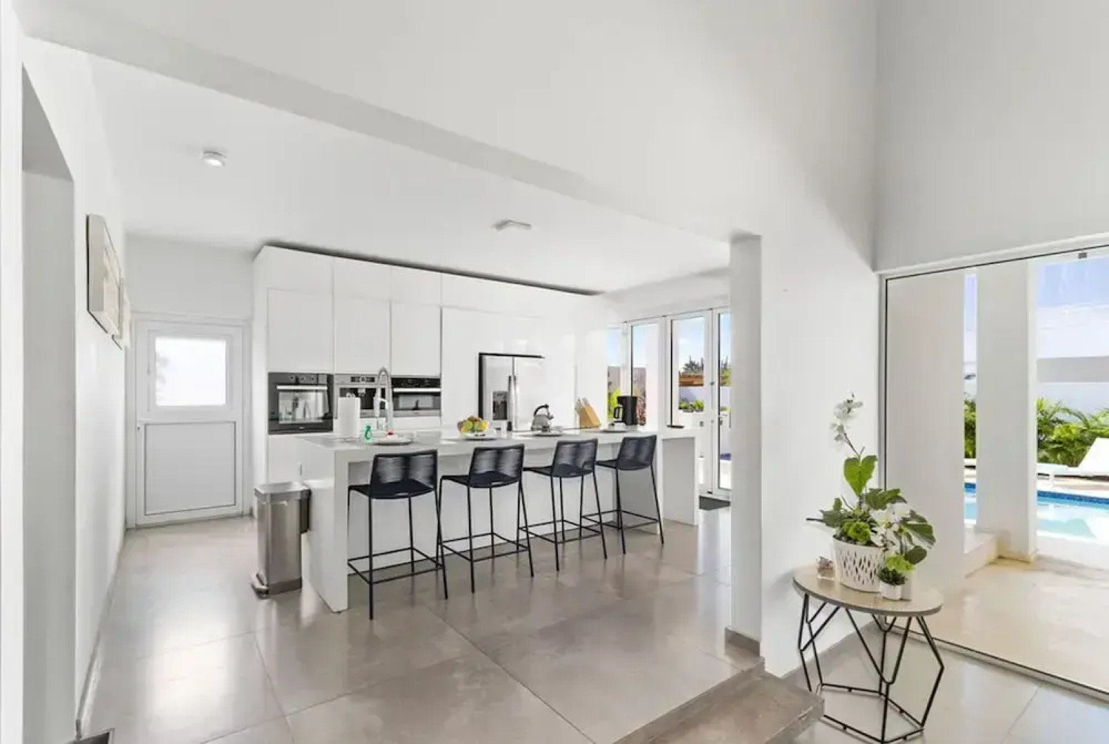 NEW Modern Villa Jacuzzi Pvt Pool Close2beach