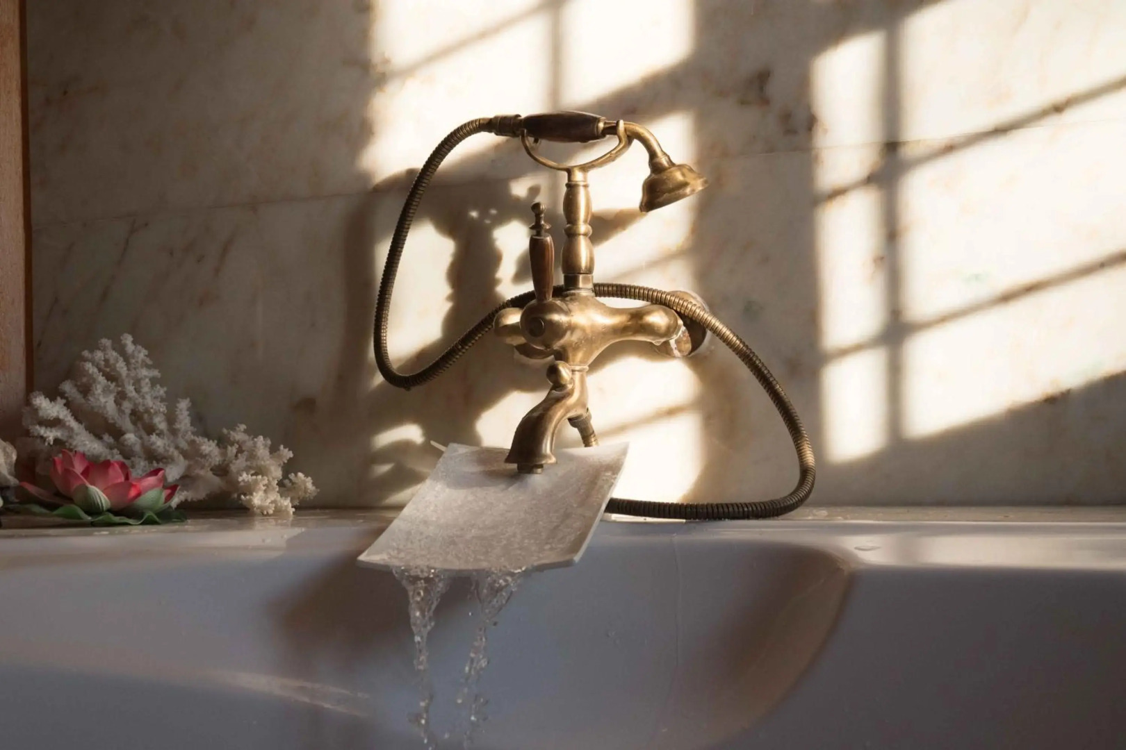 Tranquil Infinity Pool Getaway (private jacuzzi and steam bath, pool, garden, sea and city views)