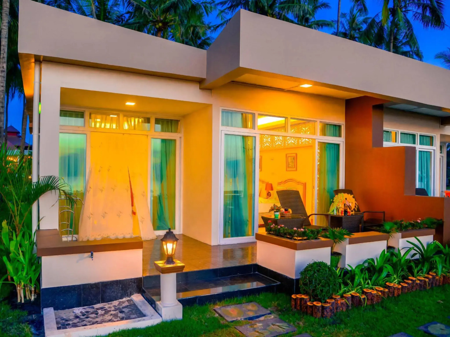 Ocean Blue Ngwe Saung Beach Hotel