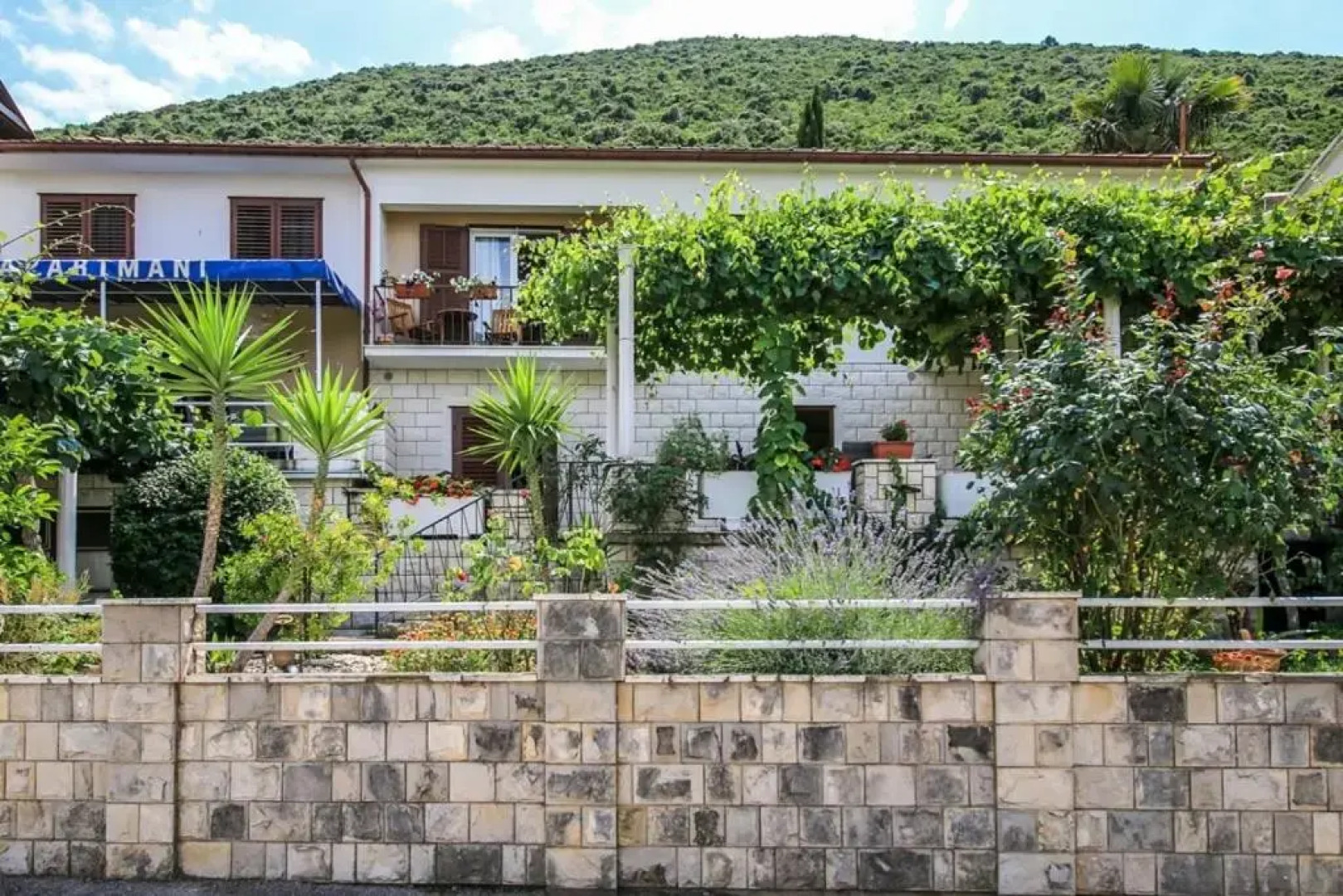 Apartments Ivana - free parking and 100m from the beach