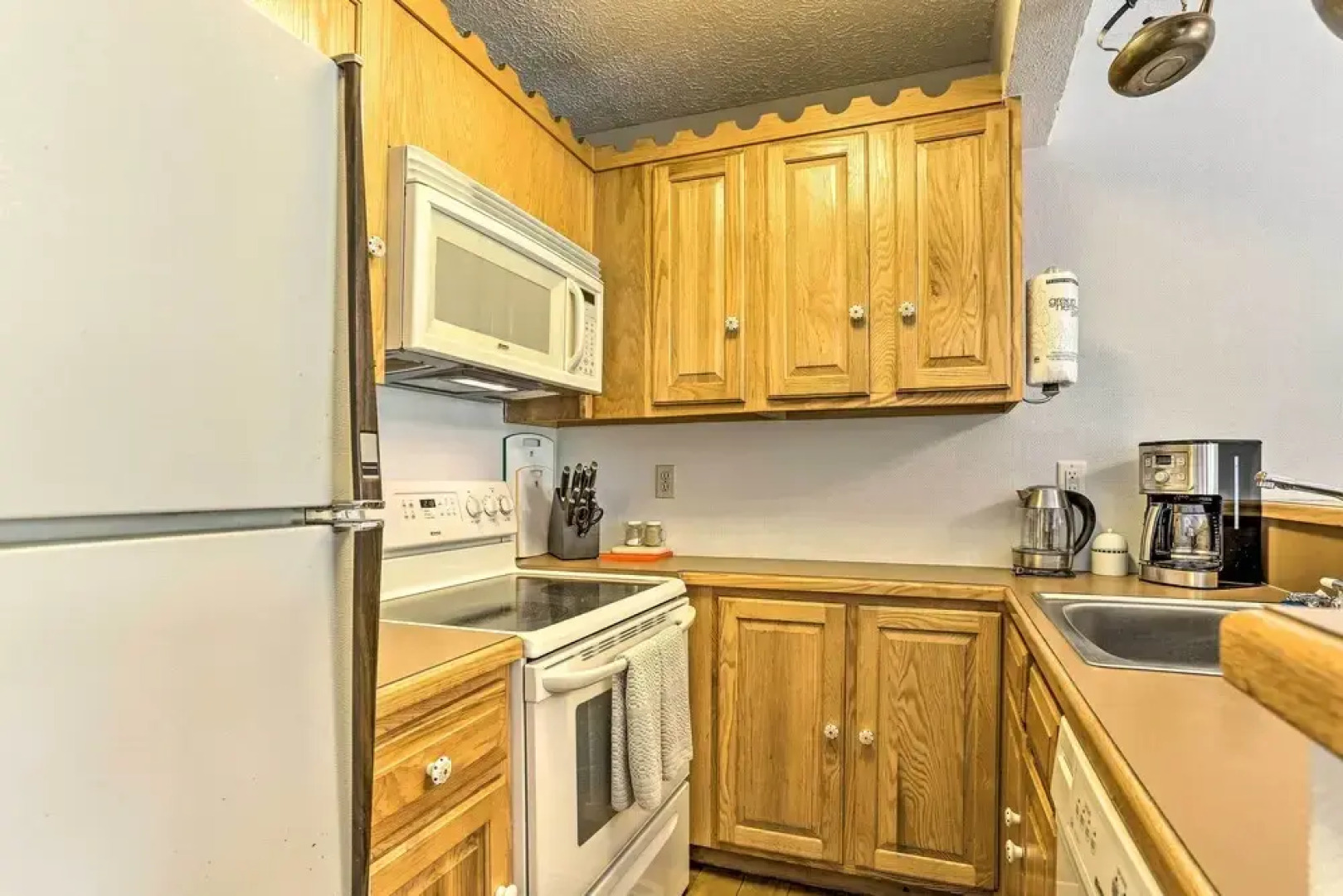 Deck & On-site Fishing Pond: Lake Harmony Home!