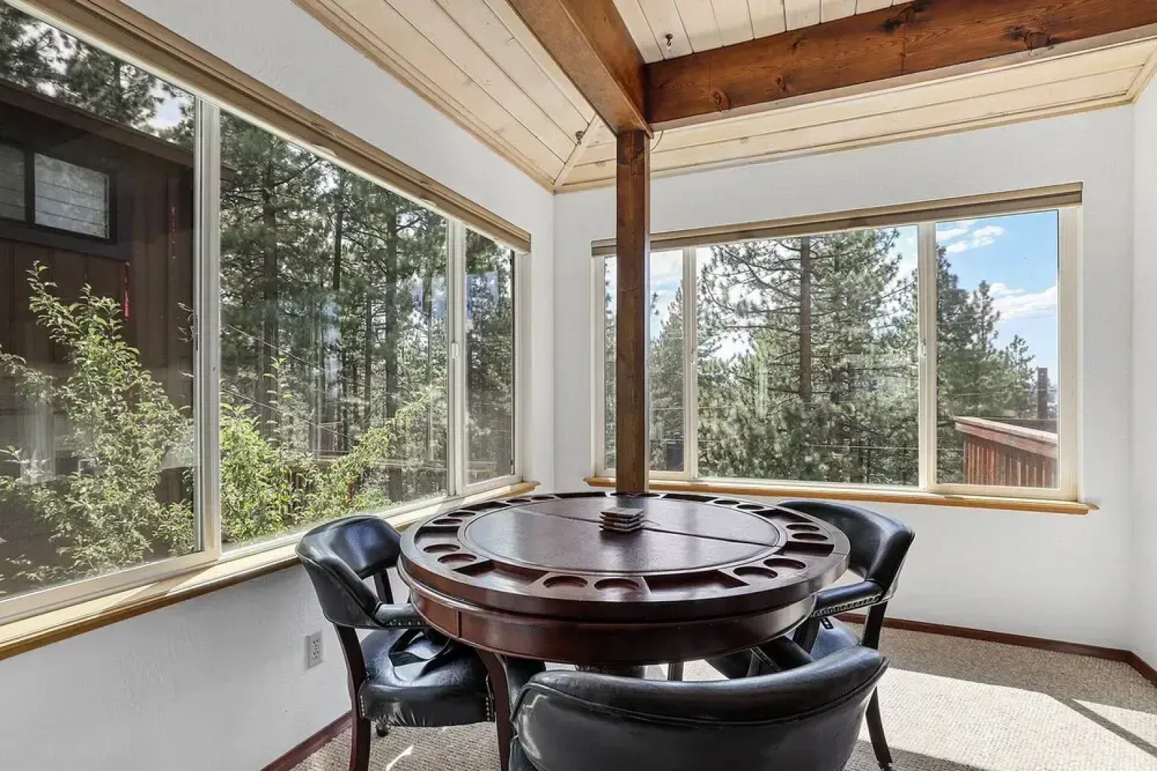 Hall Court Manor - Hot Tub, Pet Friendly, Pool Table!