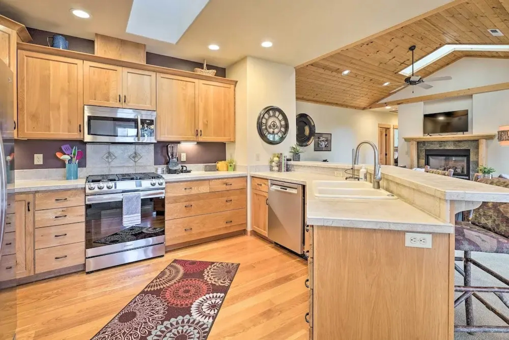 Sisters Getaway w/ Hot Tub ~ Half-mi to Dtwn!