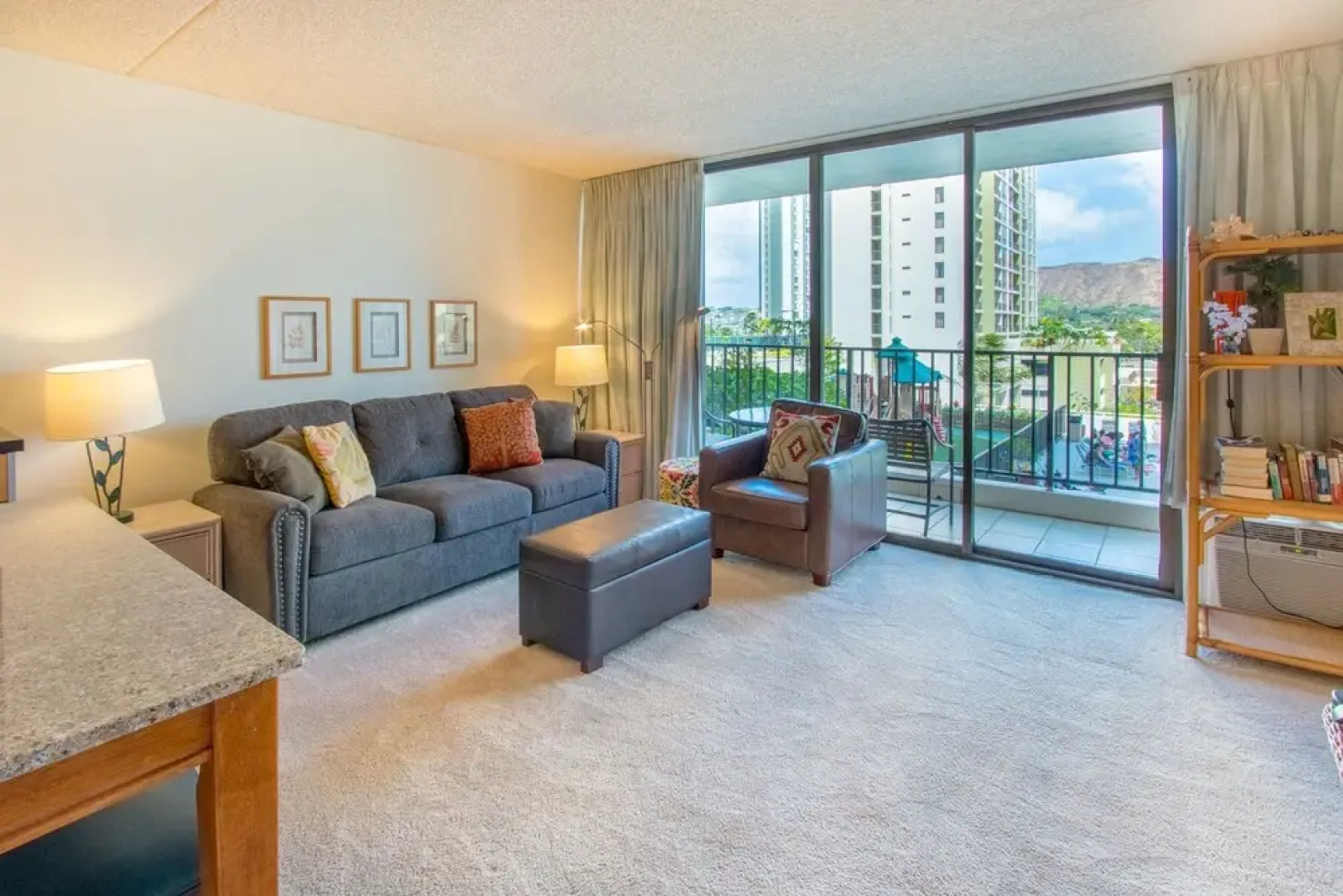 Waikiki Banyan - Pool View Tower 1 Suite 707