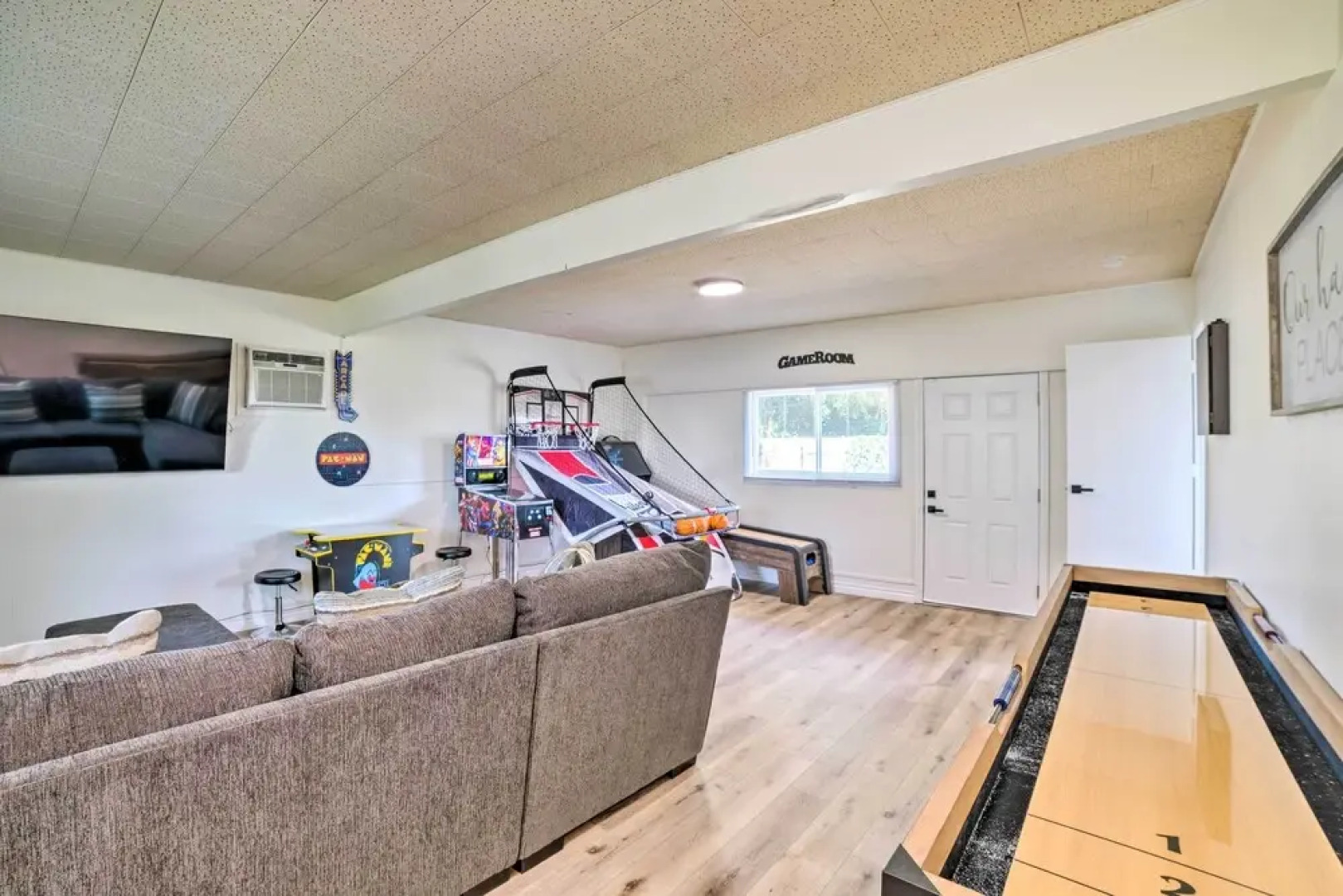 Spacious Riverside Home w/ Game Room & Yard