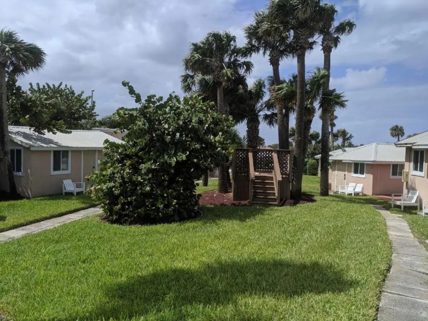 Shoreline Suites & Cabana Cottages