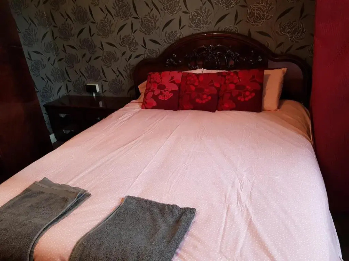 Spacious Bungalow in Romford with parking