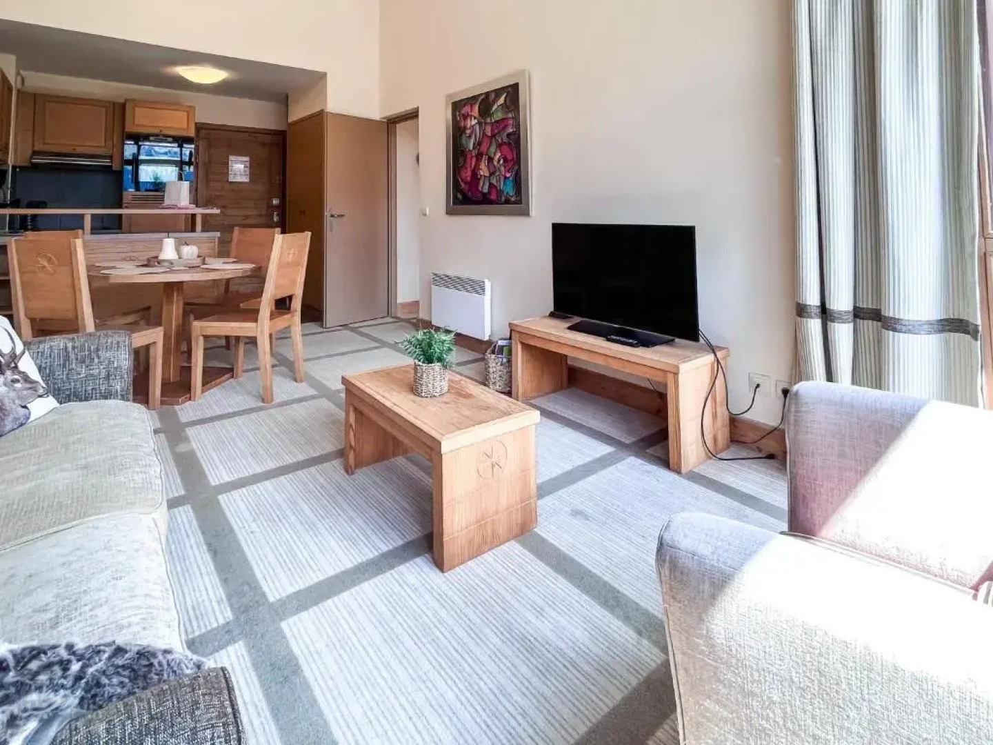 Bright, spacious South-facing 1-bedroom apartment