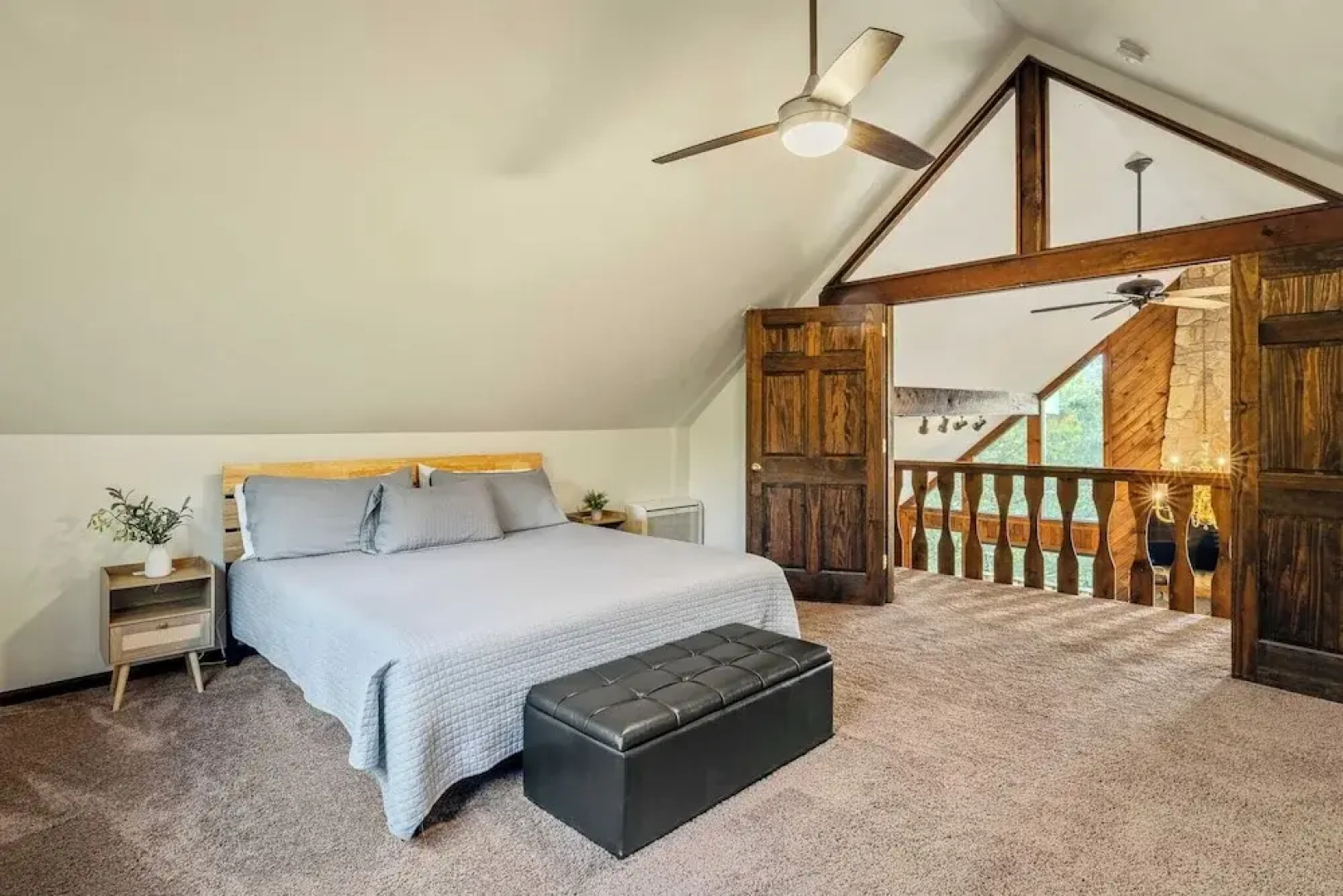Sky View Chalet by Avantstay Stunning Interior, Spacious Deck, Hot Tub, & View