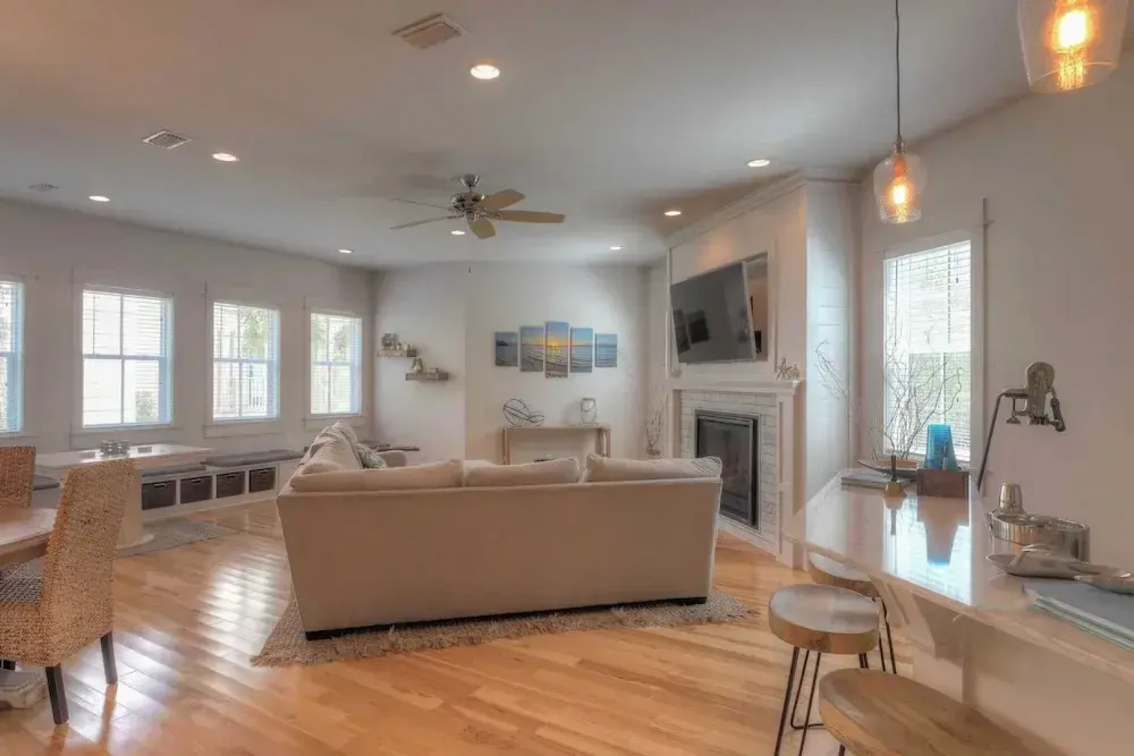 Dunn Inn 2 by Avantstay Walk to Beach, Pool Access, Sleeps 17!