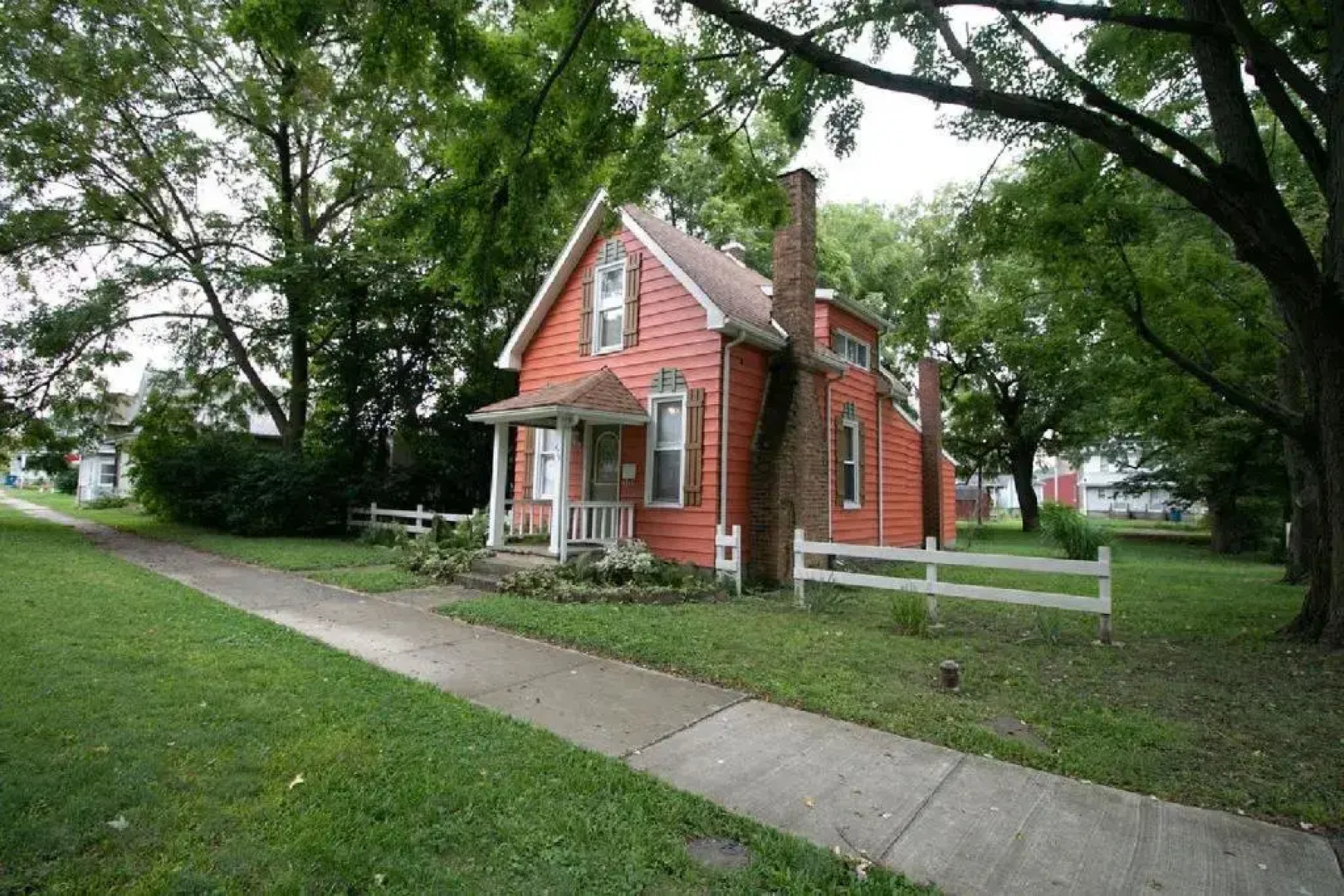 Downtown 2 Bedroom Cottage, Sleeps 6, Walking Distance to Honeywell, Downtown Restaurants, Shopping