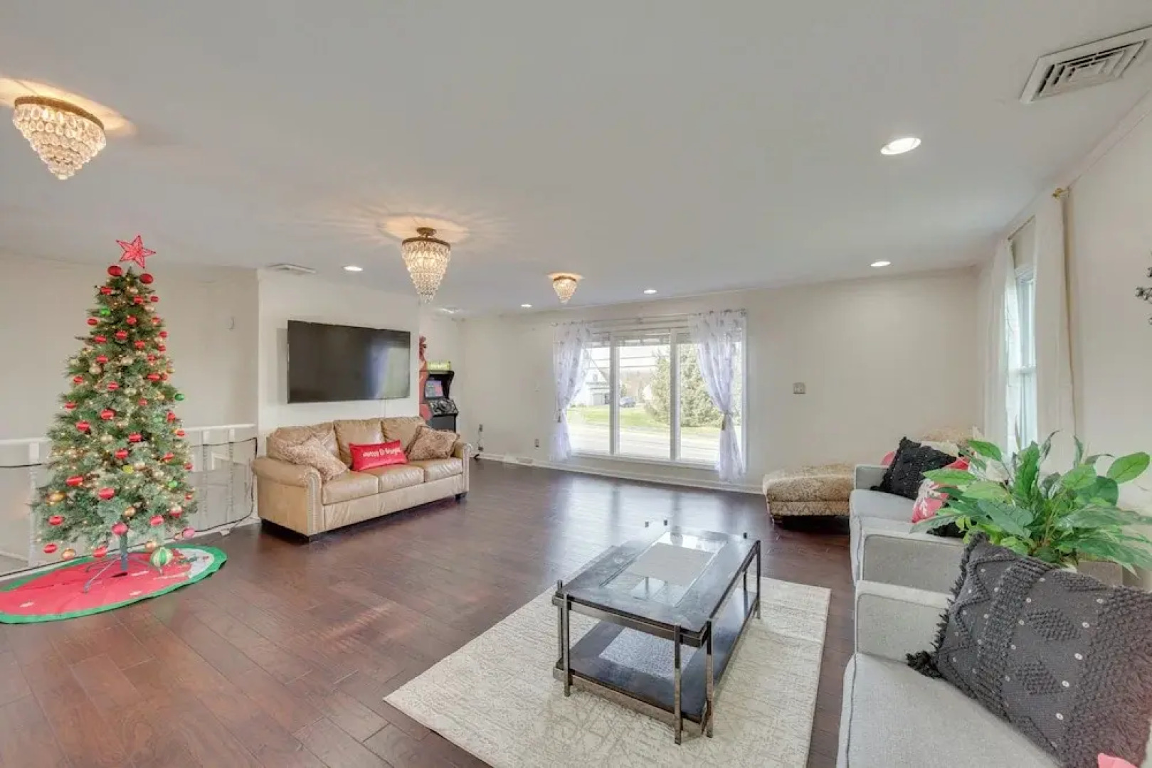 2 Mi to Hersheypark: Group Getaway w/ Deck