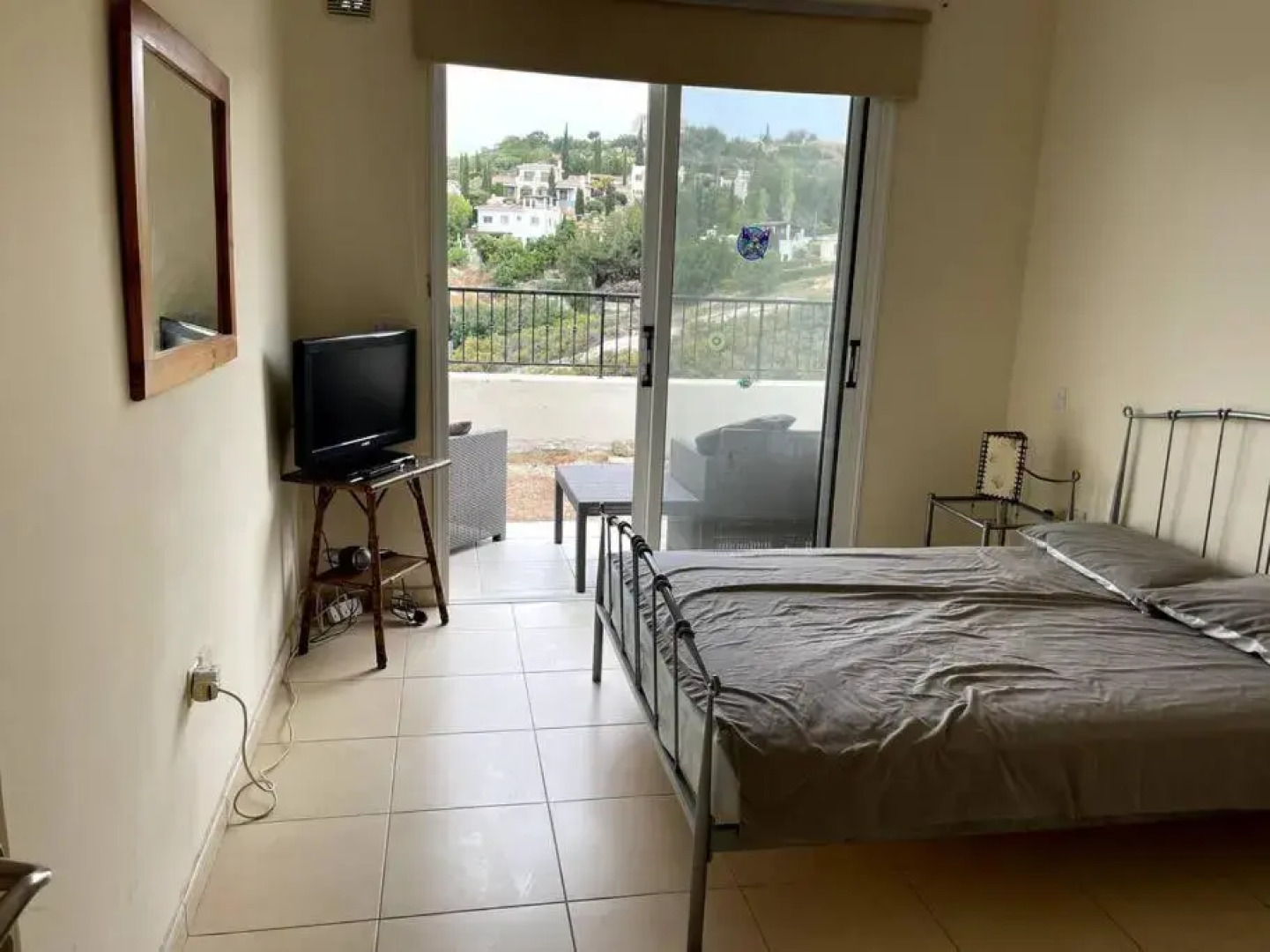 2 bed apt mountains and costal views with pool