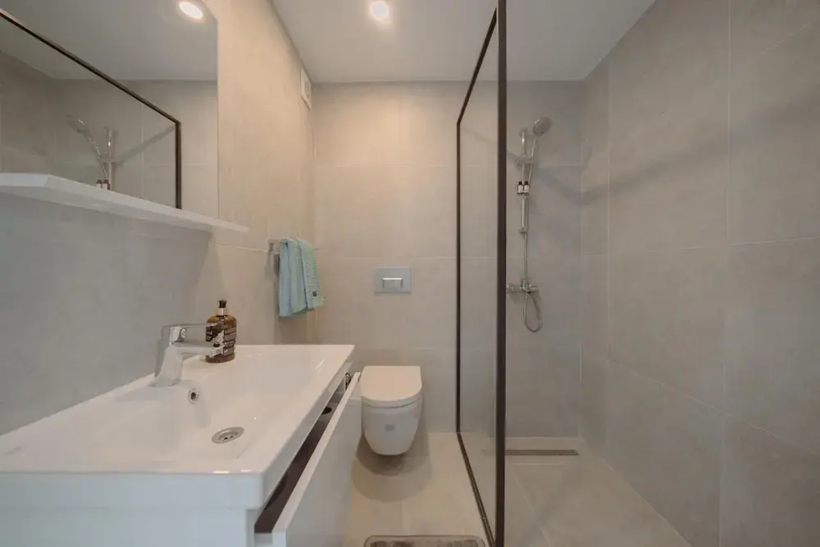 Modern and Spacious Apartment With Beautiful Roof Terrace and sea View