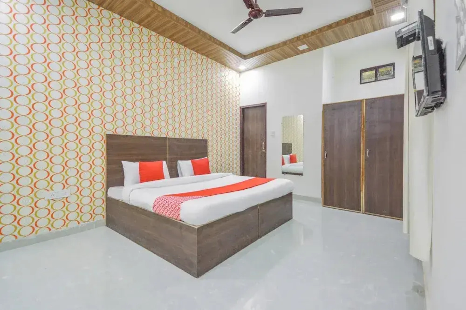 OYO 49906 Hotel Discovery Inn