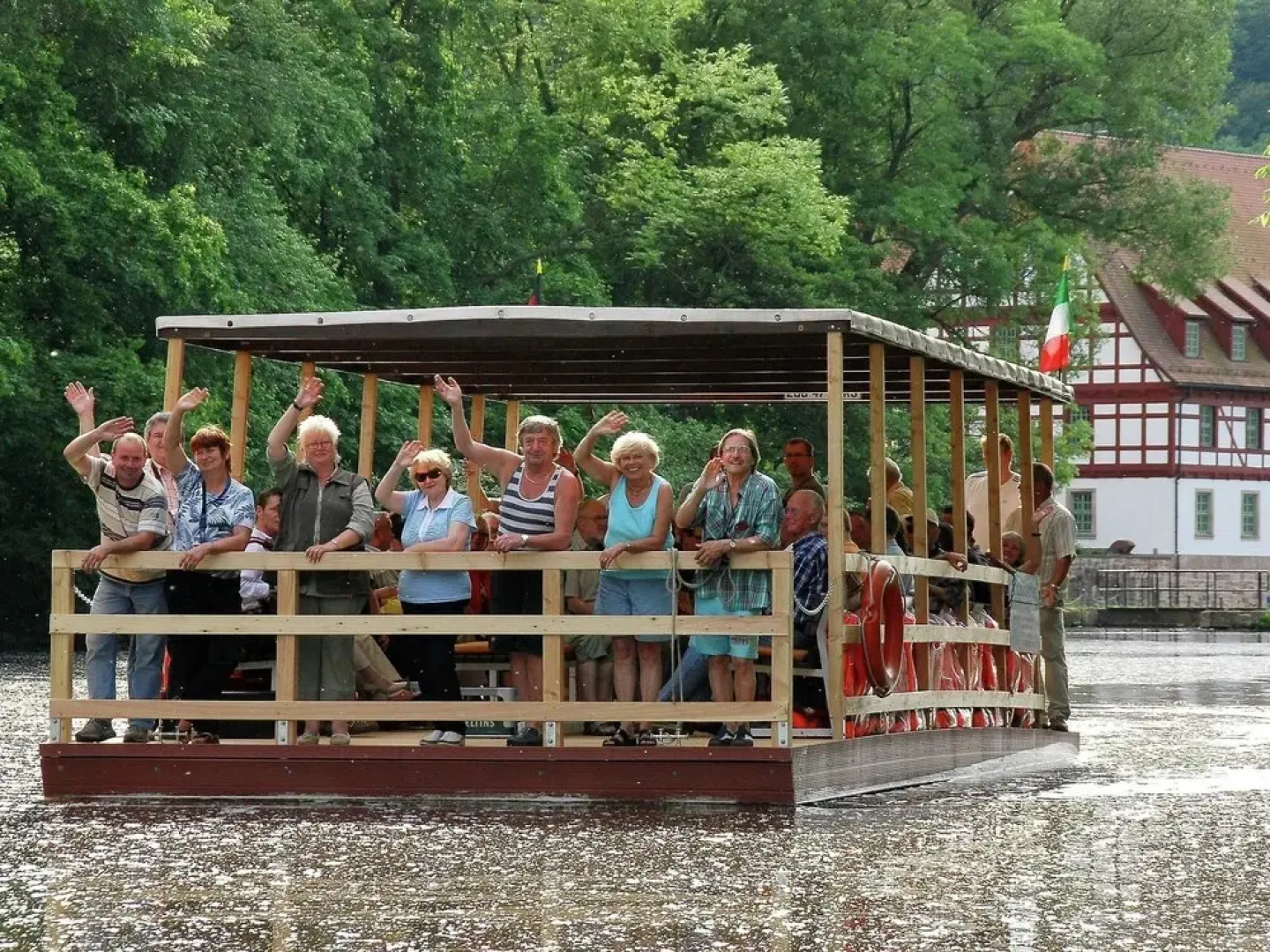 Detached, wooden bungalow with a terrace, in a wooded area