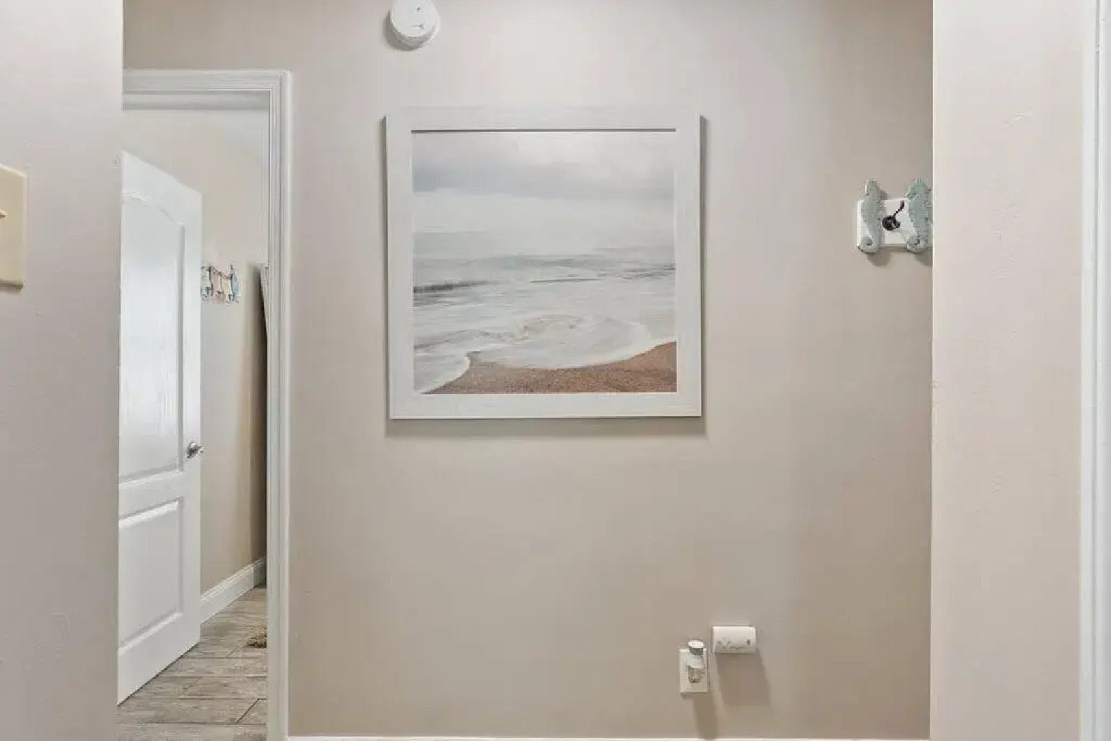 Bright Cozy 2 Blocks to the Beach Parking