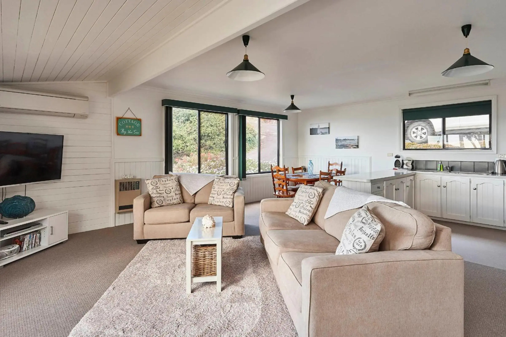KINGFISHER COTTAGE Beachfront at the Binalong Bay