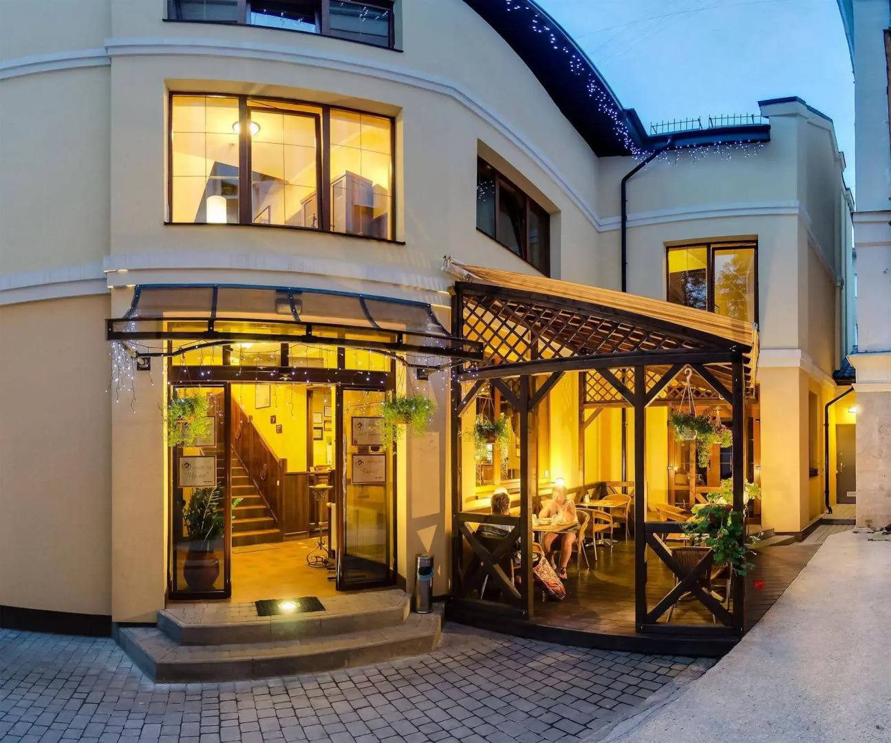 Под Темплем Отель