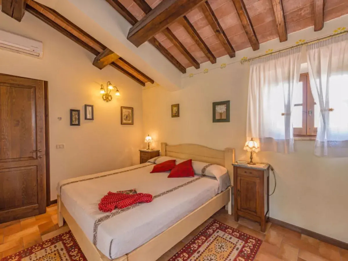 Hillside pretty Home 15695