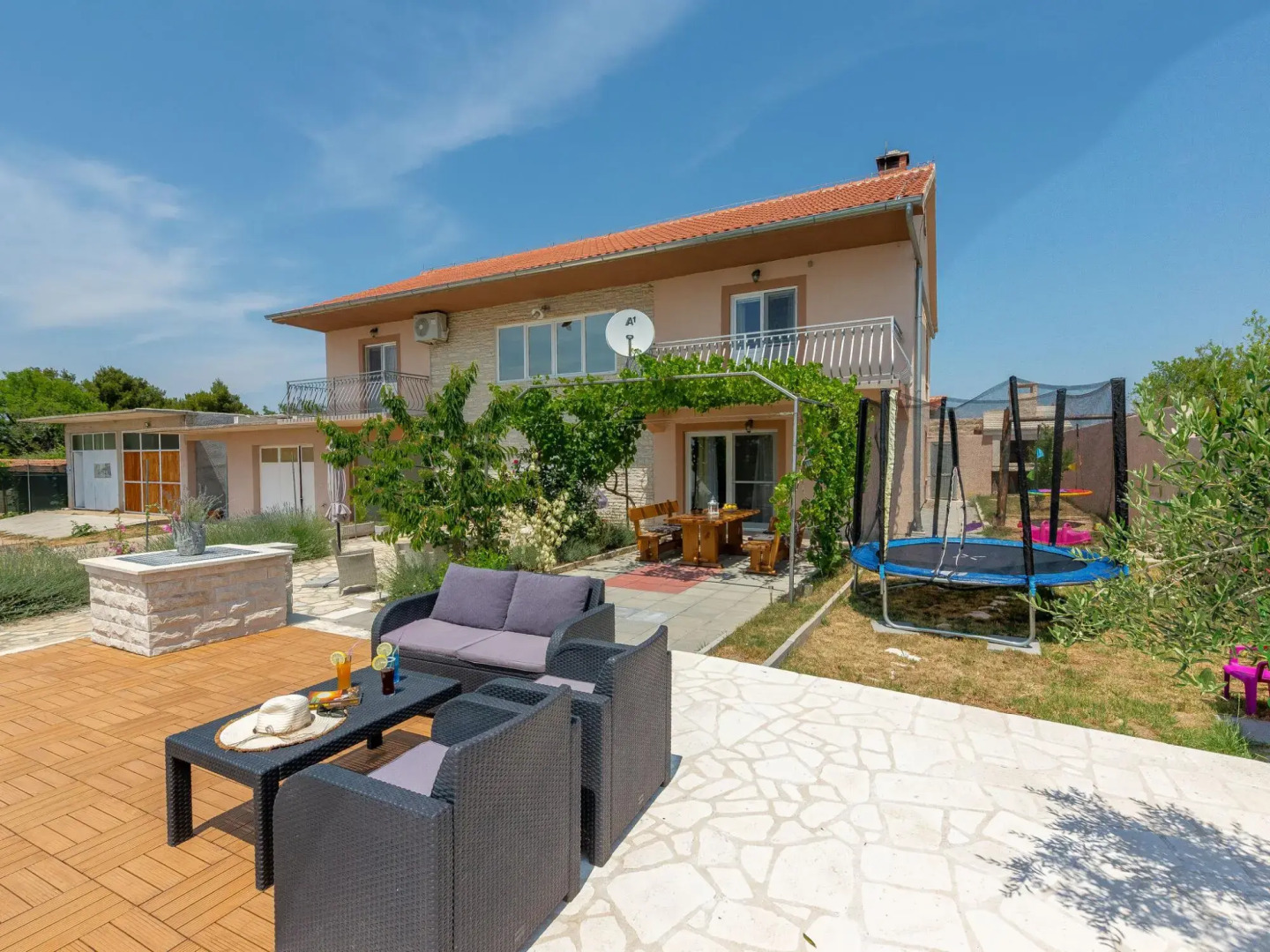 Beautiful Holiday Home in Lisicic