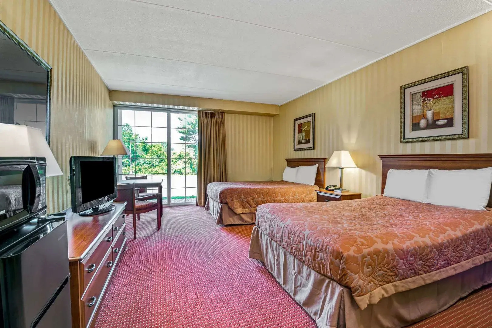 HomeSpring Inn & Studios