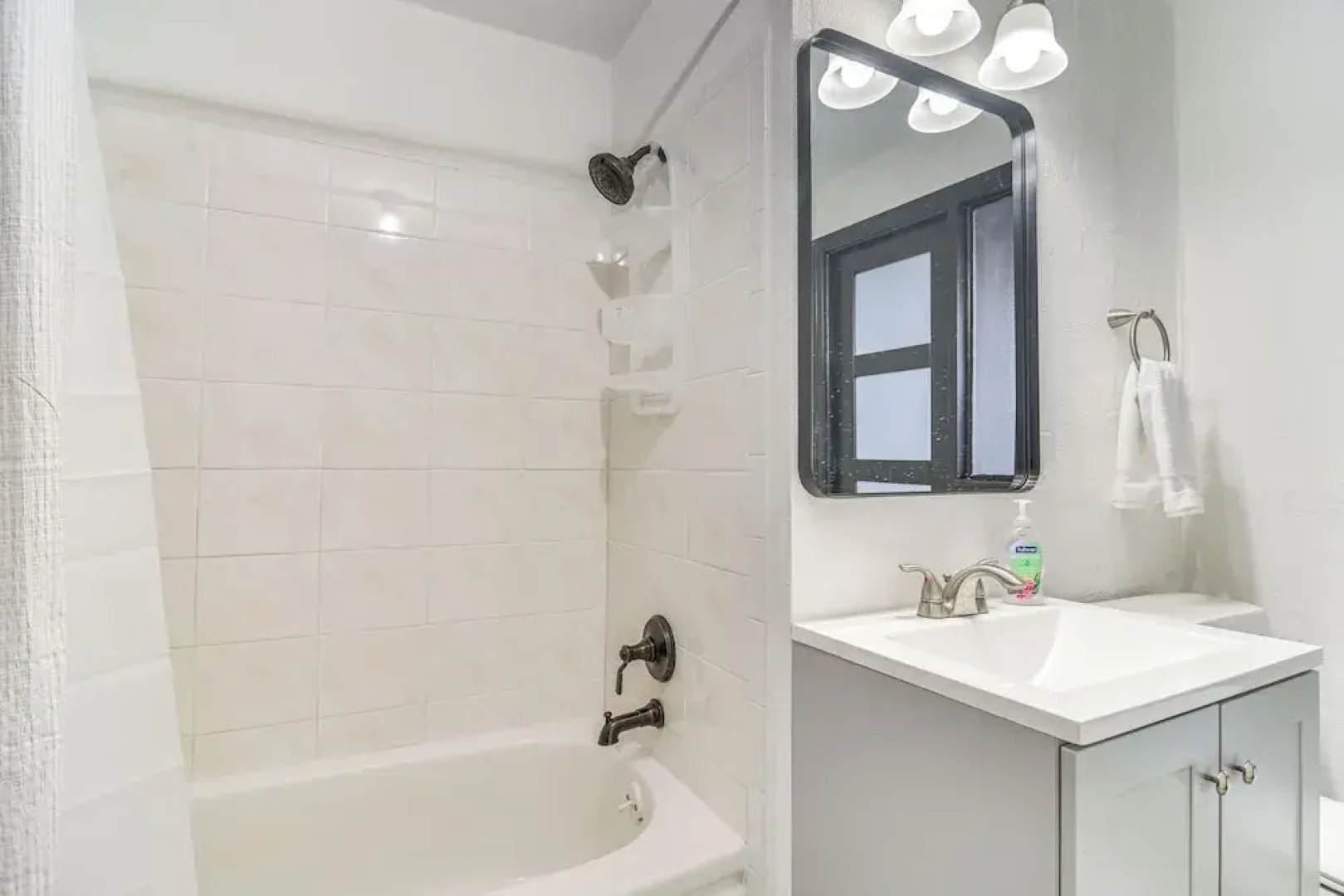 2 Mi to Beach: Family Getaway w/ Yard in St Pete!