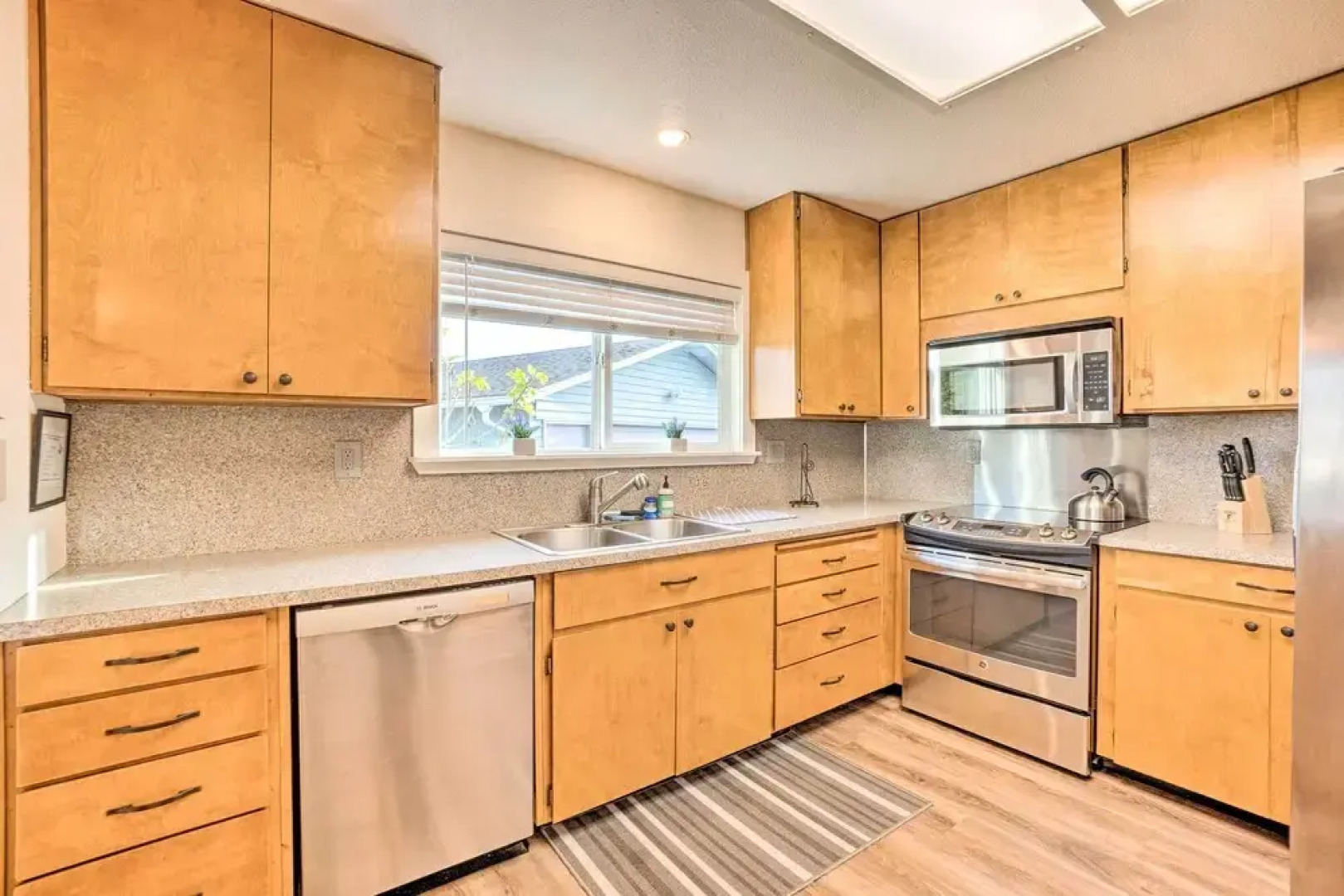 Coastal Haven Getaway ~ 1 Mi to Mill Beach!