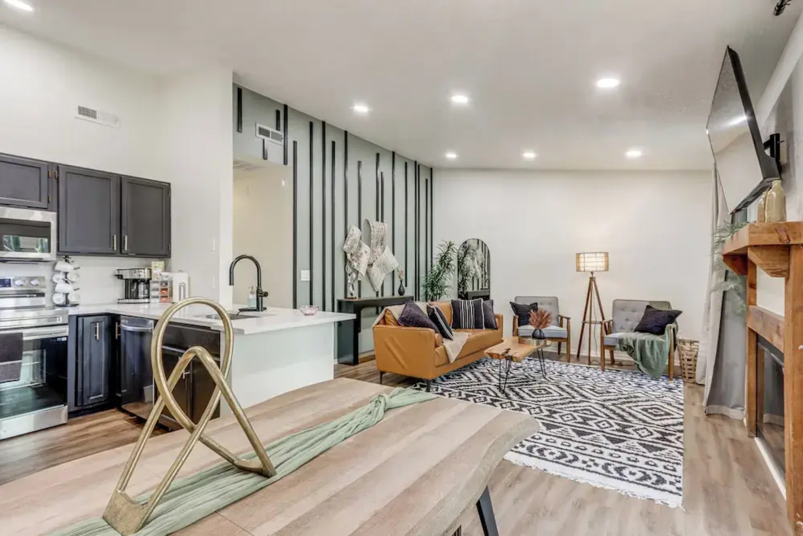 Walk to Table Rock Lake: Updated Cabin w/ Deck!