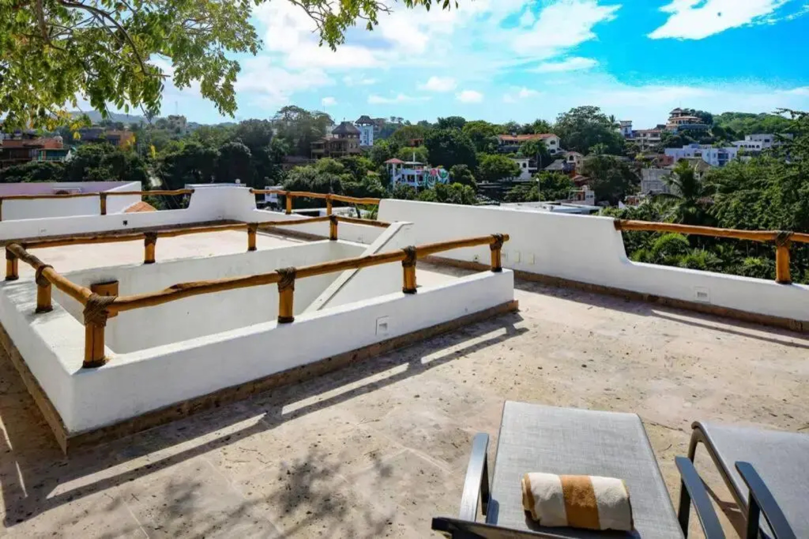 Villa Kiwi. Huge Pool, Steps To Town n Beach. 6 plus BRM 7.5 BTH 3 KCN