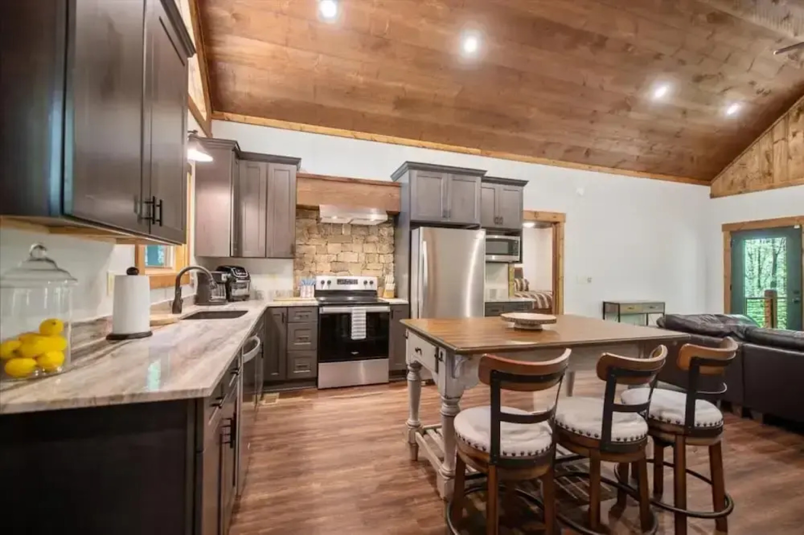 Bucks and Bunks - Brand new Cabin Come Relax or Watch TV Outside Fireplace