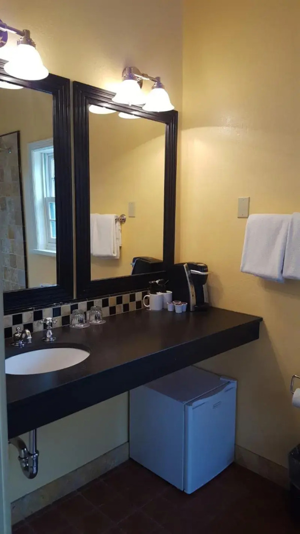 Maison Fleurie, A Four Sisters Inn