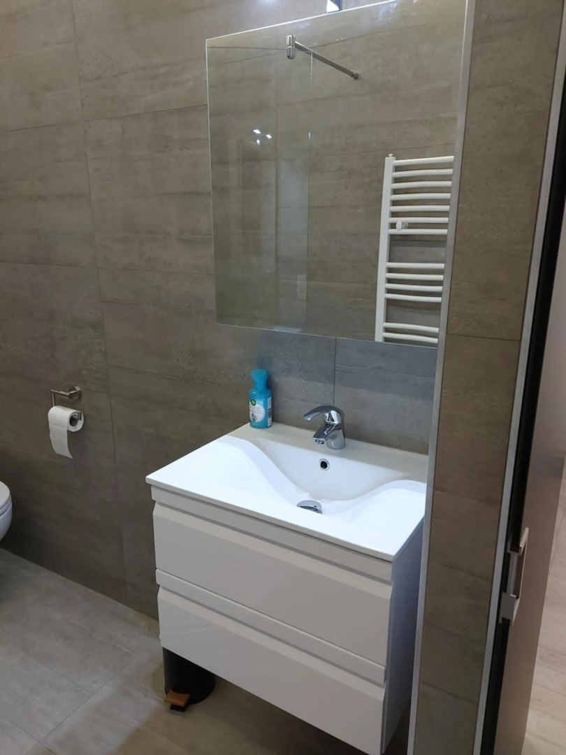 Studio 105 op zeedijk met frontaal zeezicht 1ste verdiep