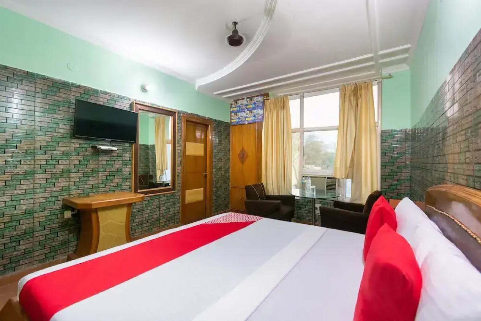 Oyo 44199 Hotel Crossroads