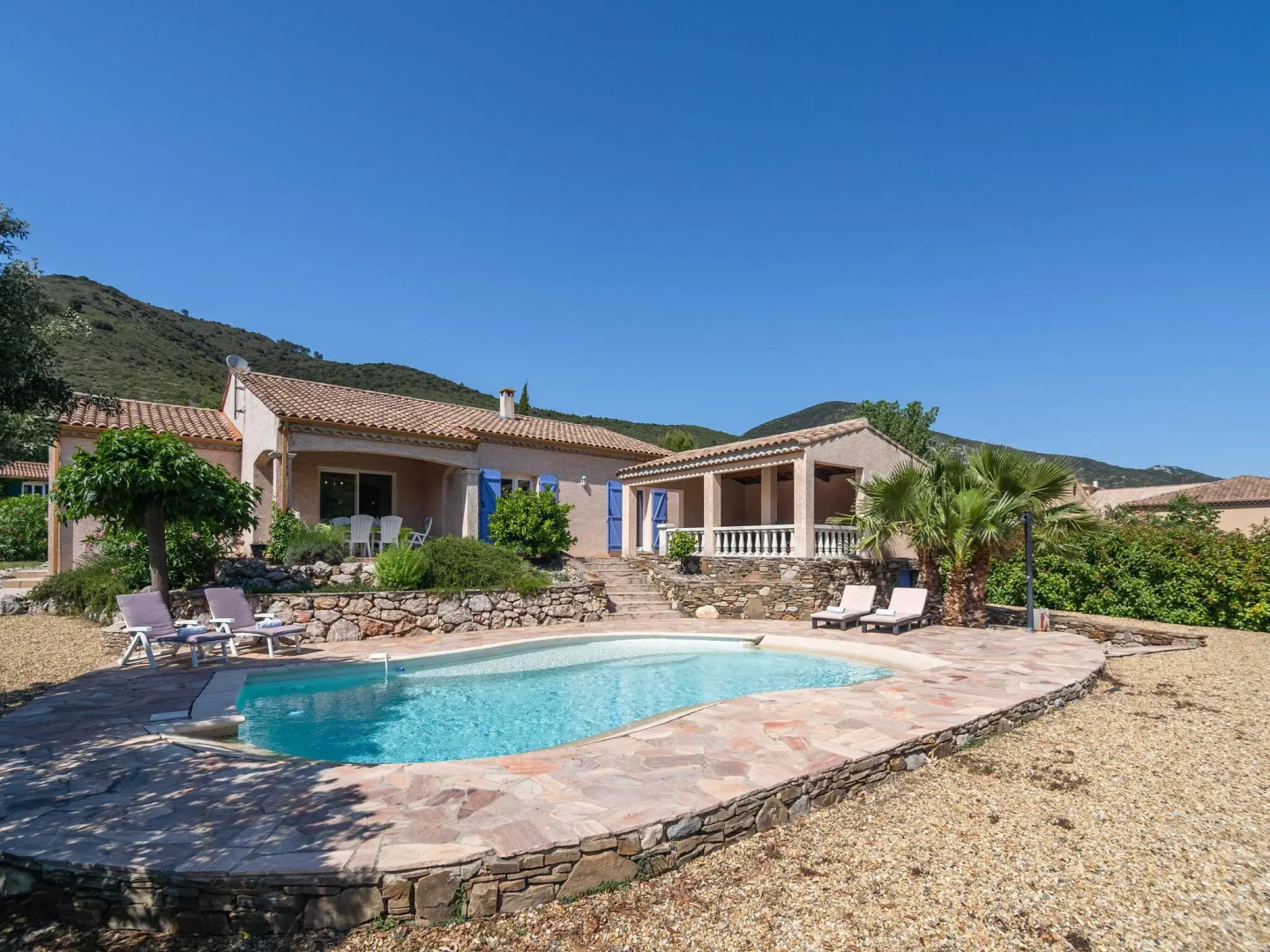 Spacious Villa in Roquebrun with Swimming Pool