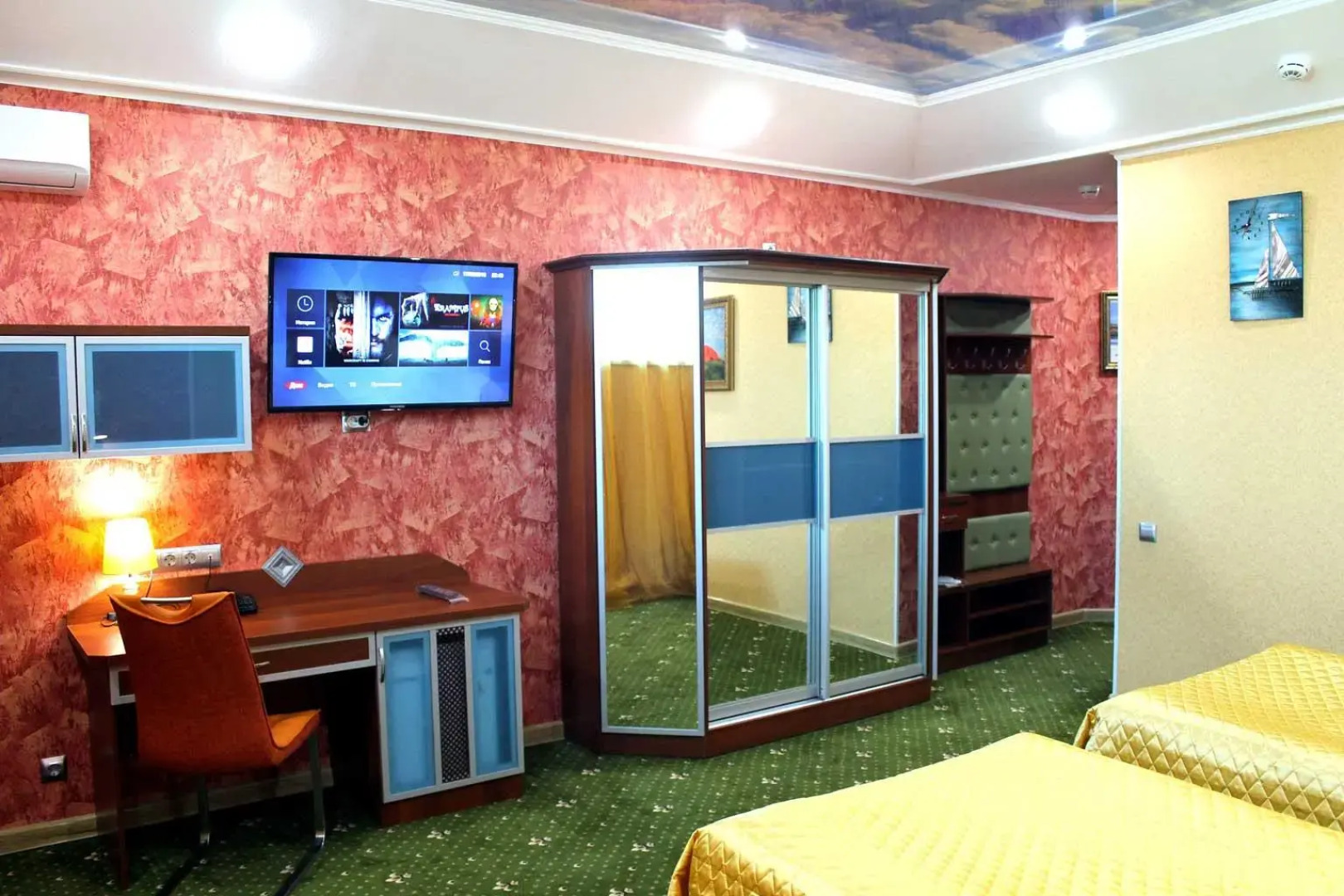 Отель Астрал