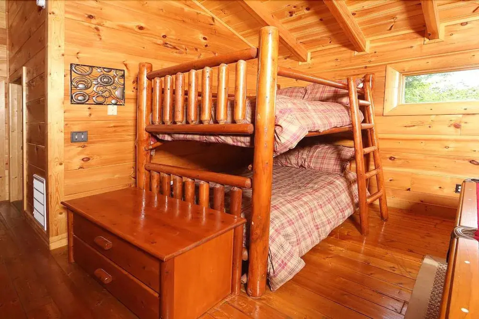 Mountain Majesty 2 Br cabin by RedAwning