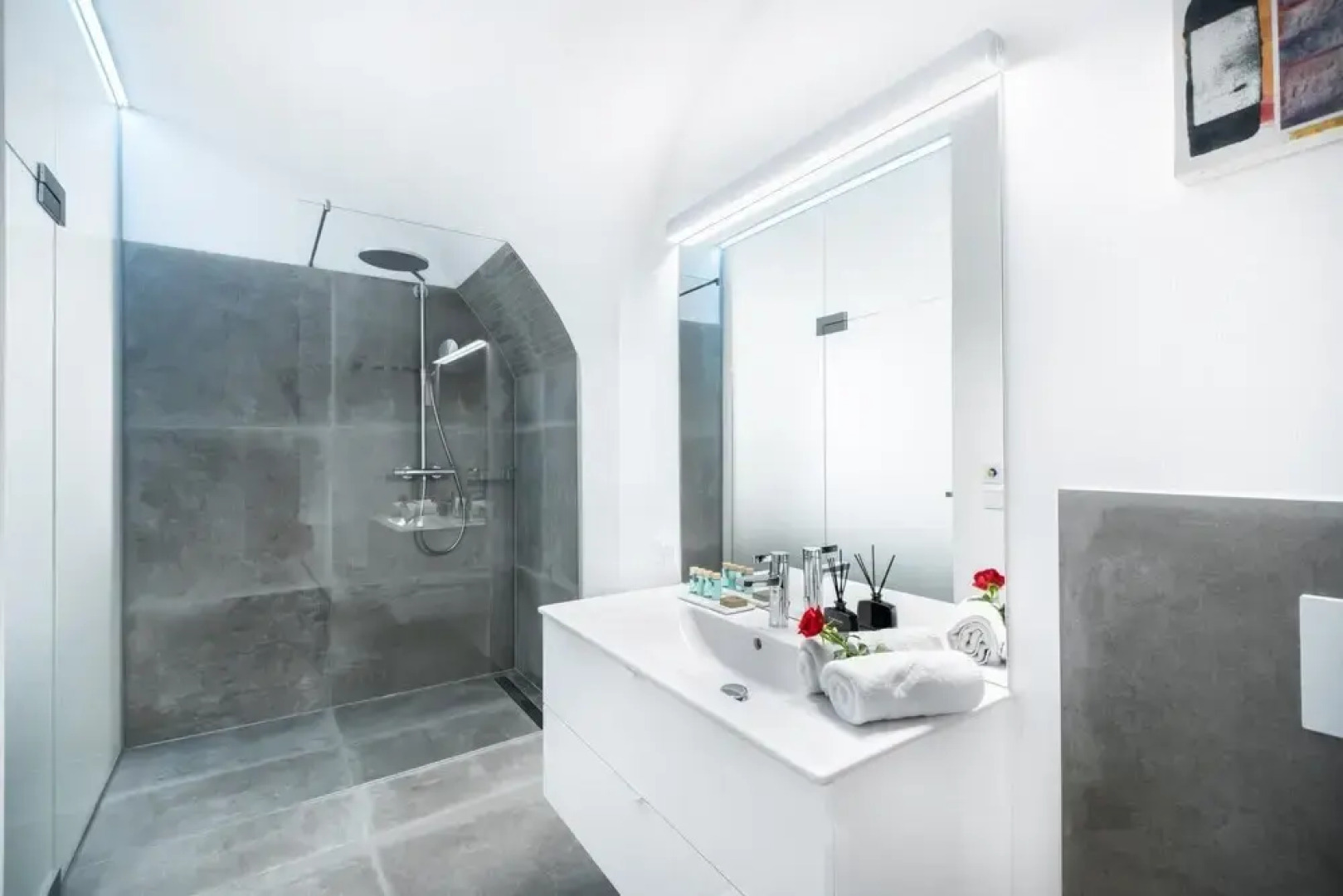 Suiten Apartment Art Collection With Kind Bed Air Conditioning and two Separate Bedrooms