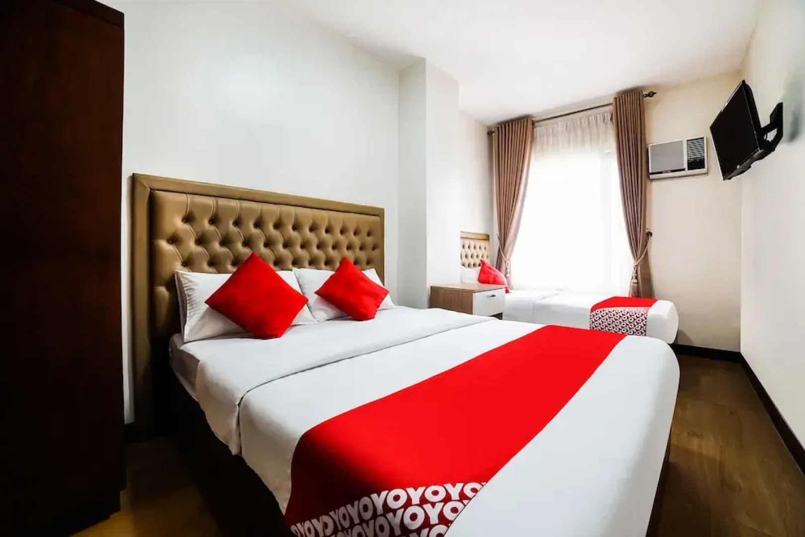 OYO 256 Sakura Suites