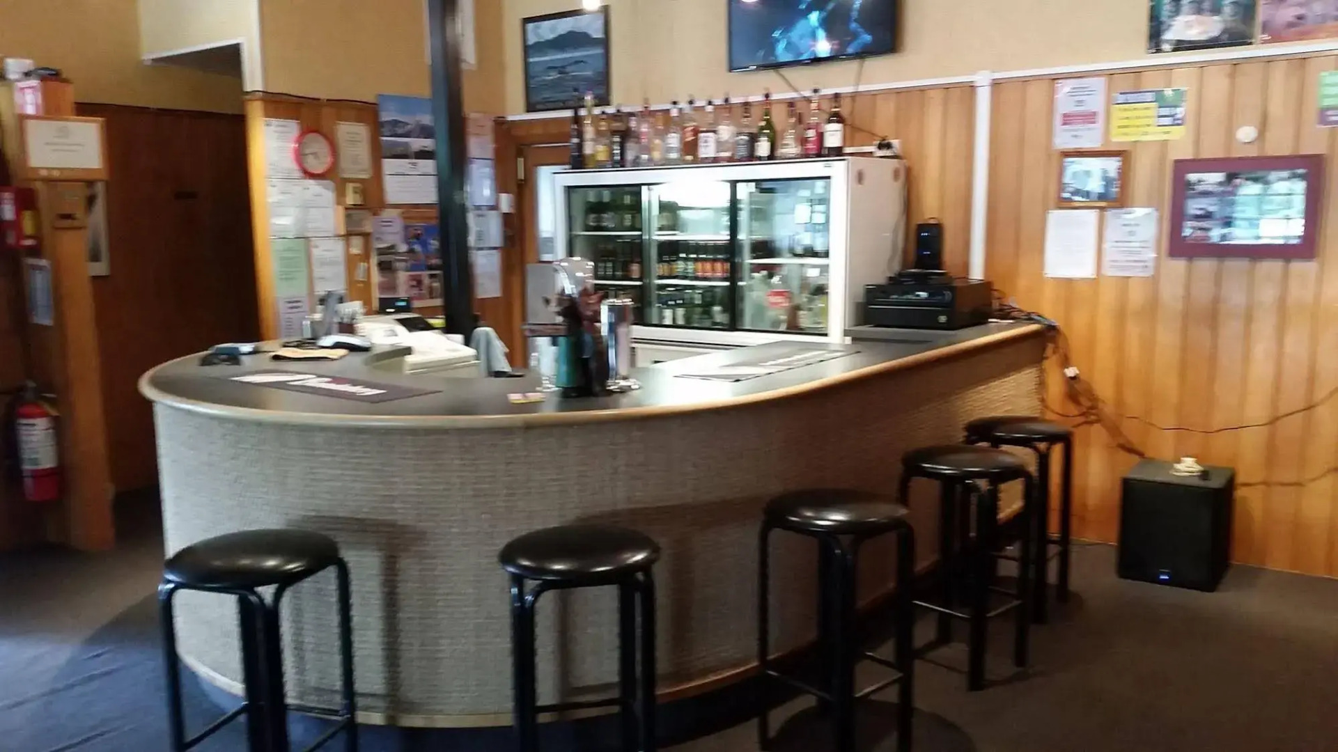 Mahoe Motel Bar n Grill