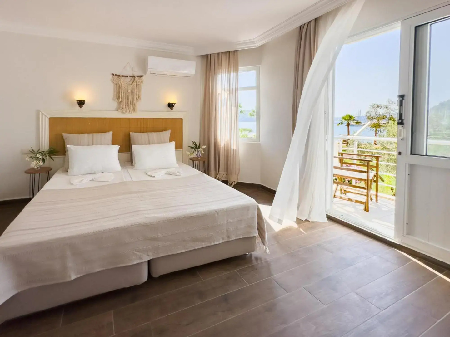 Chillos Beach Hotel & Lounge