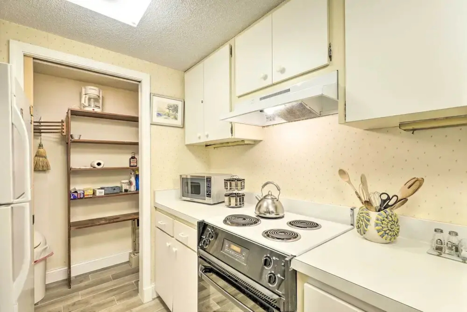 Large Tampa-area Condo - 15 Mi Clearwater Beach!